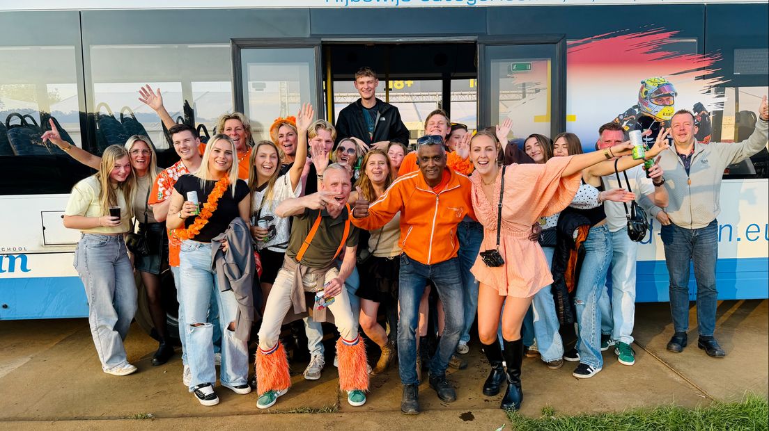 Kotsen, zingen en zoenen: duizenden mensen feesten dak eraf tijdens Blokland