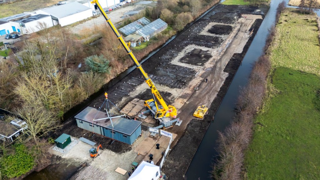 Eerste van achttien flexwoningen geplaatst: 'Woningnood op korte termijn verminderen'