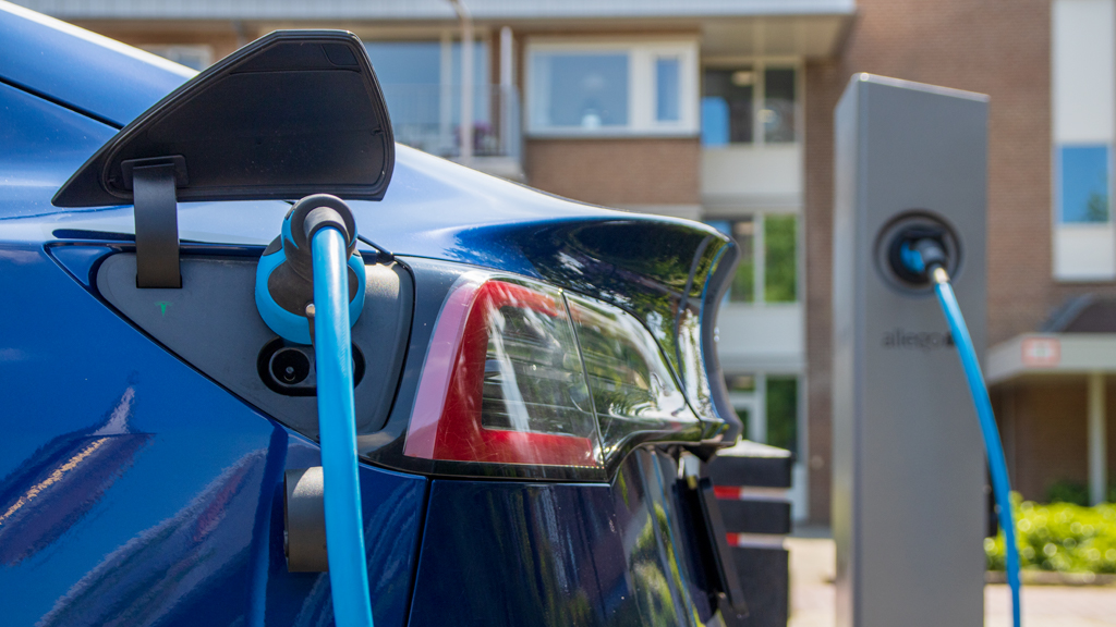 Kun je vanaf 1 juli nog een laadpaal of warmtepomp aanleggen? Nieuwe regels zorgen voor wachtlijst