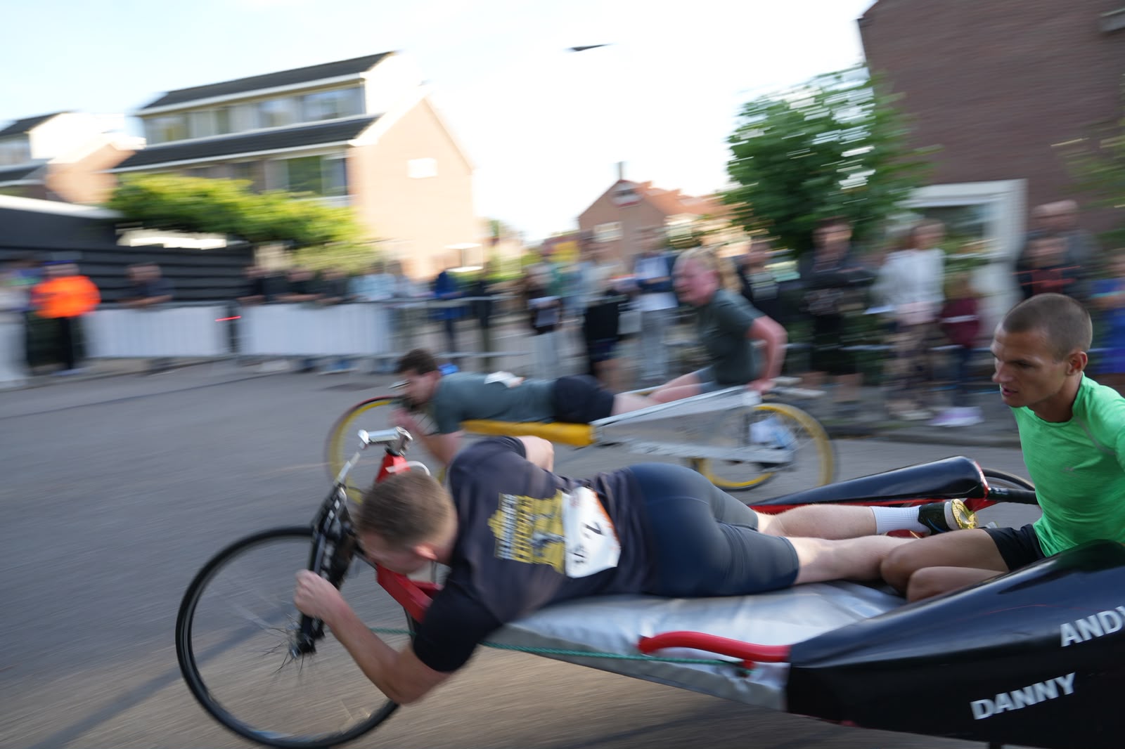 Ludieke wedstrijd is al 35 jaar traditie tijdens dorpsfeest: 'Er stonden echt veel toeschouwers'